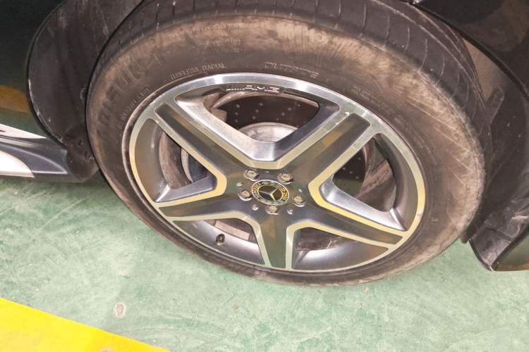 Used Mercedes-Benz GLE 2019 GLE 400 4MATIC Exclusive Edition Right Front Wheel Hub