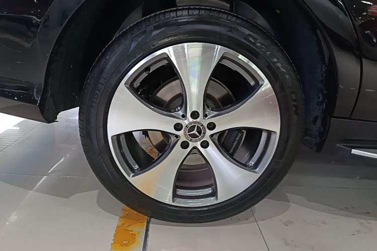 Used Mercedes-Benz GLE 2019 GLE 320 4MATIC Luxury Collection Edition Right Rear Wheel Hub