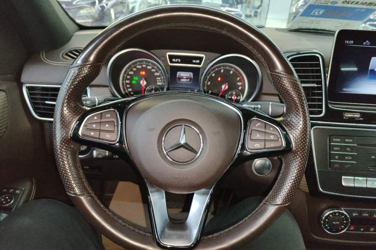 Used Mercedes-Benz GLE 2019 GLE 320 4MATIC Luxury Collection Edition Steering Wheel