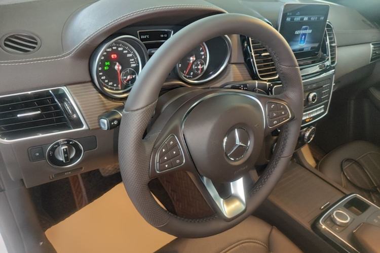 Used Mercedes-Benz GLE 2019 GLE 320 4MATIC Dynamic Edition Prestige Model Center Console