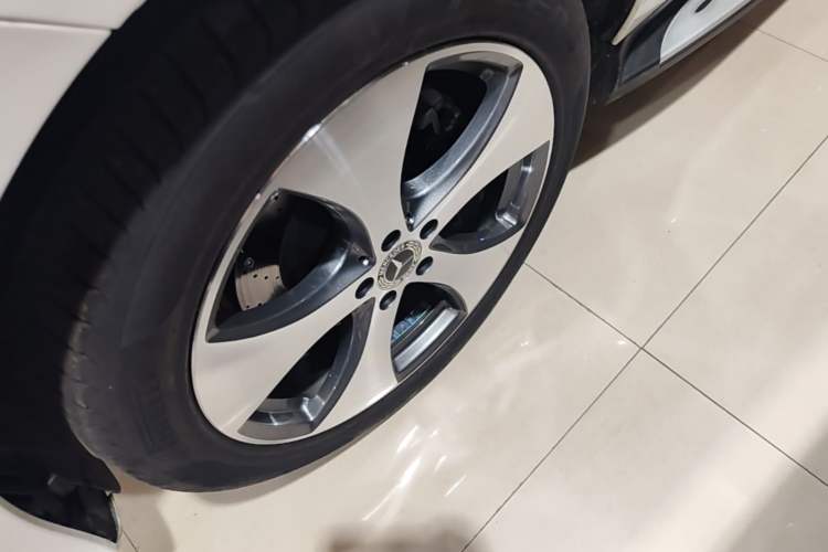 Used Mercedes-Benz GLE 2019 GLE 320 4MATIC Luxury Collection Edition Left Front Wheel Hub