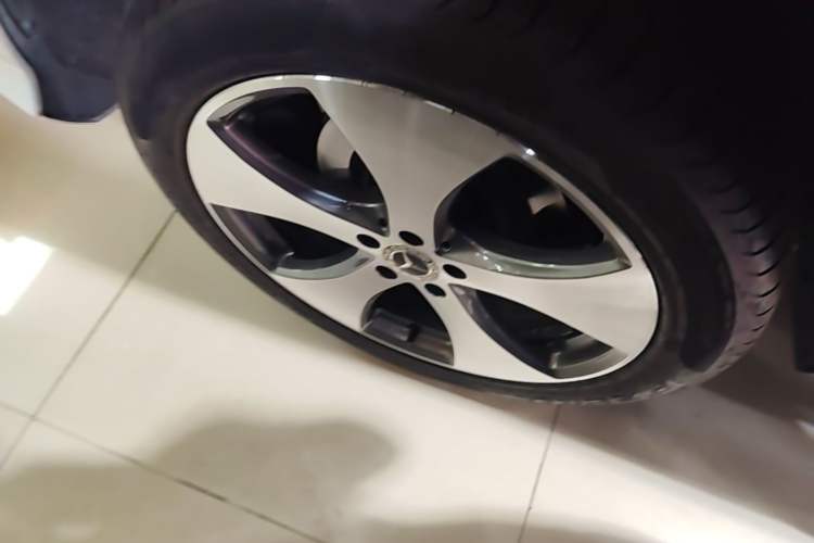 Used Mercedes-Benz GLE 2019 GLE 320 4MATIC Luxury Collection Edition Right Rear Wheel Hub