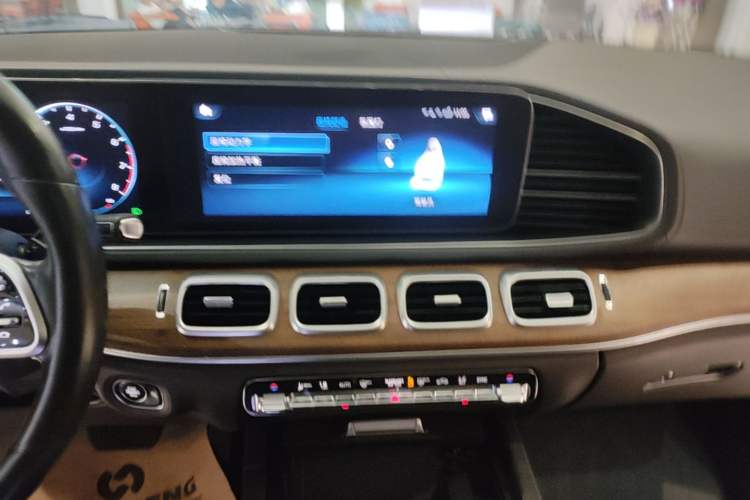 Used Mercedes-Benz GLE 2020 GLE 350 4MATIC Luxury Model Audio And AC Panel