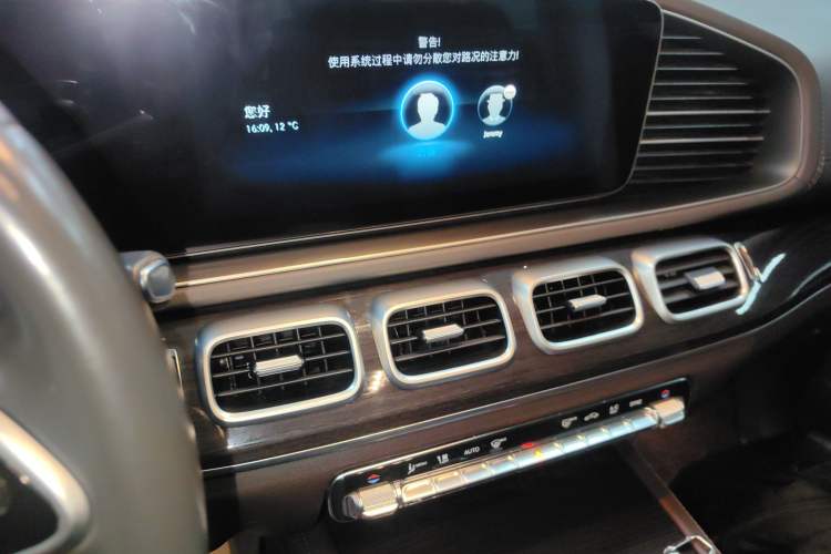 Used Mercedes-Benz GLE 2020 Restyled GLE 350 4MATIC Fashion Edition Audio And AC Panel