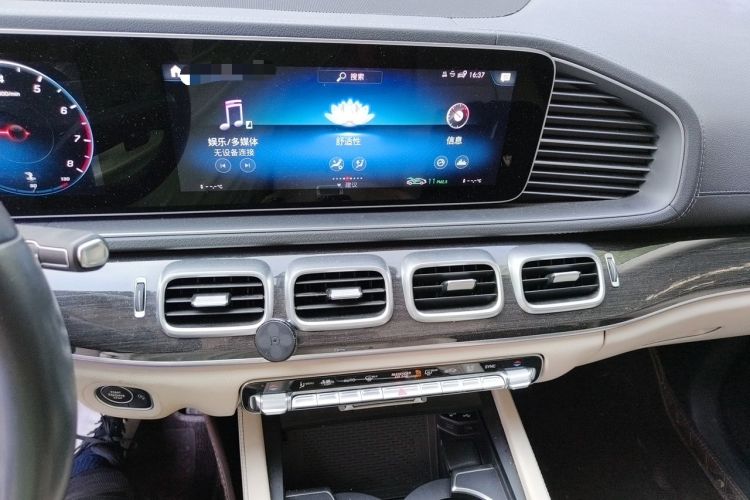 Used Mercedes-Benz GLE 2020 Second Facelift GLE 350 4MATIC Stylish Version Audio And AC Panel