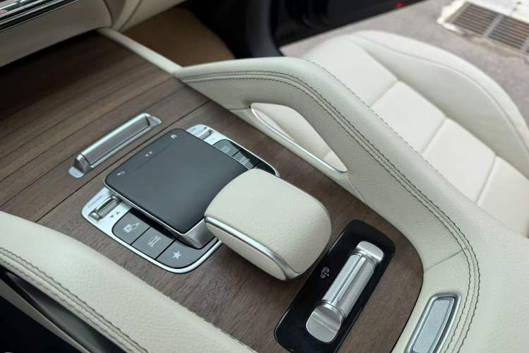 Used Mercedes-Benz GLE 2020 GLE 350 4MATIC Luxury Model Interior 10
