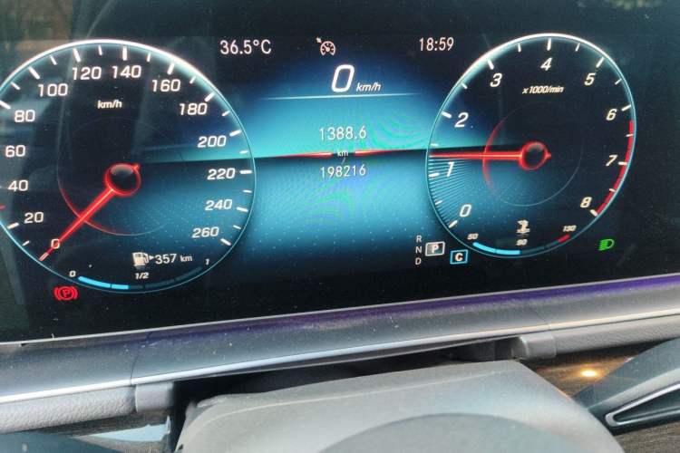 Used Mercedes-Benz GLE 2020 GLE 350 4MATIC Fashion Model Odometer Close Up