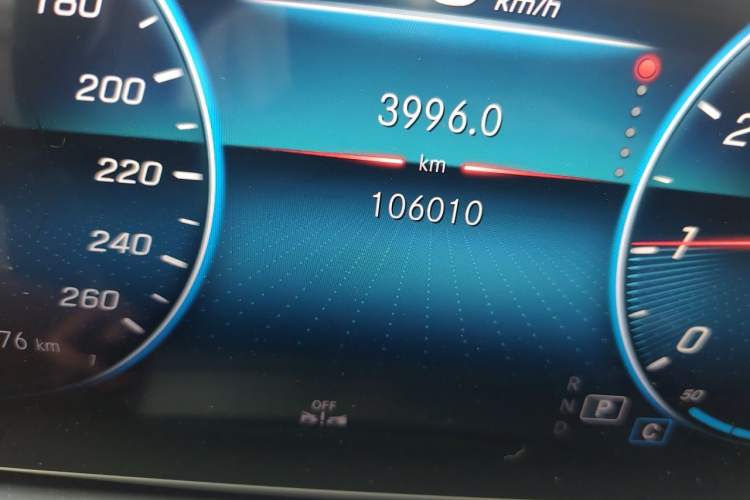 Used Mercedes-Benz GLE 2020 GLE 350 4MATIC Fashion Model Odometer Close Up