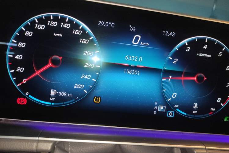 Used Mercedes-Benz GLE 2020 GLE 350 4MATIC Fashion Model Odometer Close Up