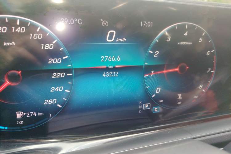 Used Mercedes-Benz GLE 2020 GLE 350 4MATIC Fashion Model Odometer Close Up