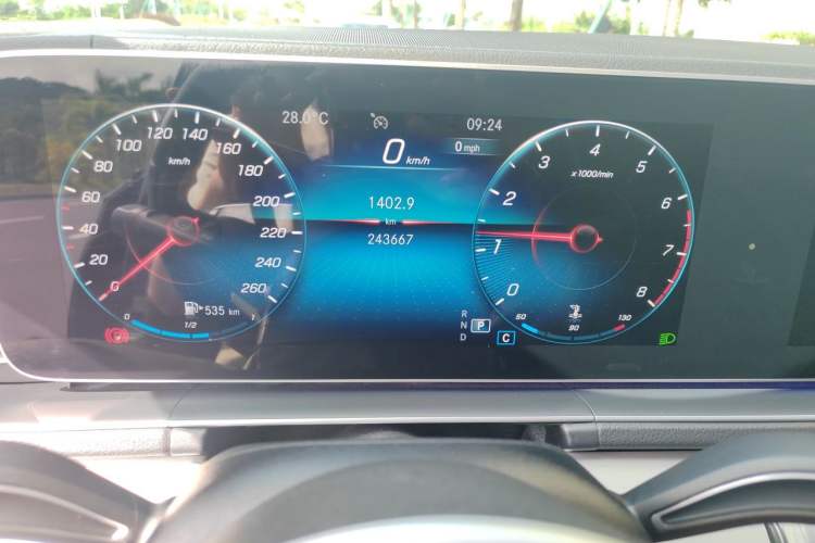 Used Mercedes-Benz GLE 2020 GLE 350 4MATIC Fashion Model Odometer Close Up