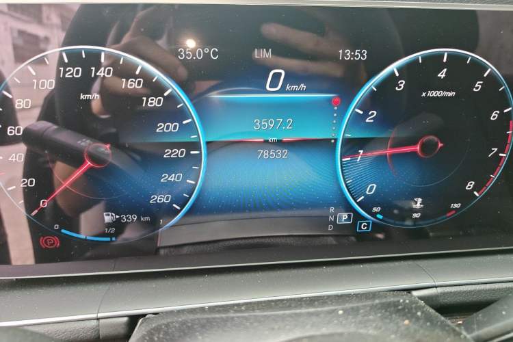 Used Mercedes-Benz GLE 2020 GLE 350 4MATIC Fashion Model Odometer Close Up