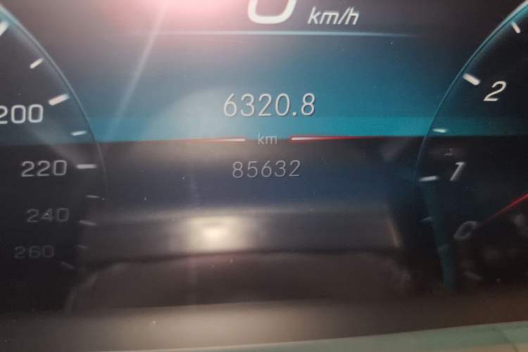 Used Mercedes-Benz GLE 2020 GLE 350 4MATIC Fashion Model Odometer Close Up