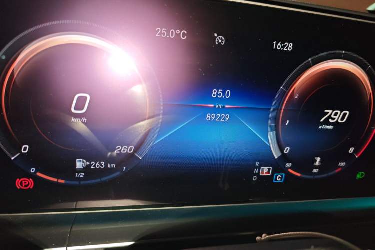 Used Mercedes-Benz GLE 2020 GLE 350 4MATIC Fashion Model Odometer Close Up
