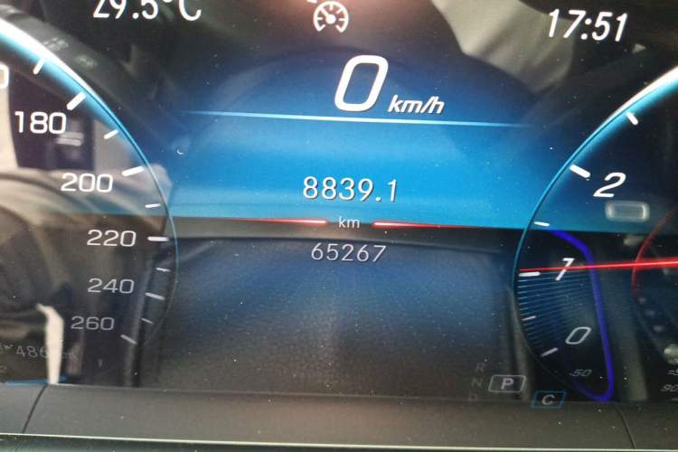 Used Mercedes-Benz GLE 2020 GLE 350 4MATIC Fashion Model Odometer Close Up