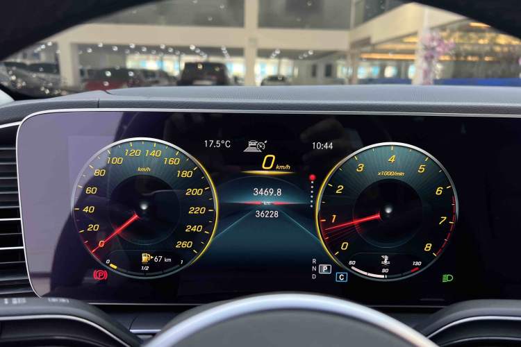 Used Mercedes-Benz GLE 2020 Facelifted GLE 350 4MATIC Luxury Edition Odometer Close Up