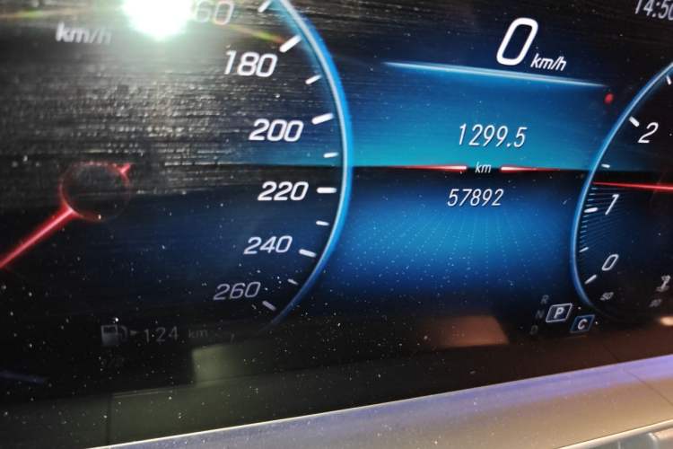 Used Mercedes-Benz GLE 2020 Facelifted GLE 350 4MATIC Luxury Edition Odometer Close Up