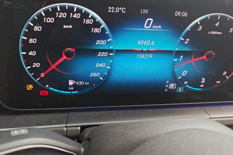 Used Mercedes-Benz GLE 2020 GLE 350 4MATIC Fashion Model Odometer Close Up