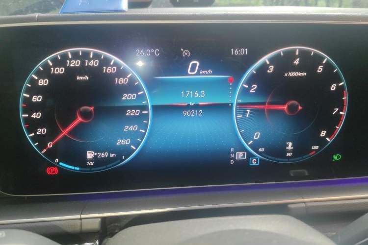 Used Mercedes-Benz GLE 2020 GLE 350 4MATIC Fashion Model Odometer Close Up