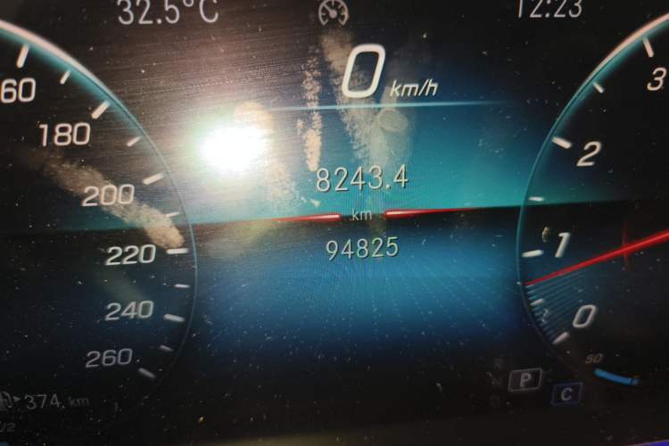 Used Mercedes-Benz GLE 2020 GLE 350 4MATIC Fashion Model Odometer Close Up