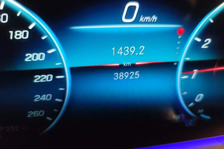 Used Mercedes-Benz GLE 2020 GLE 350 4MATIC Fashion Model Odometer Close Up