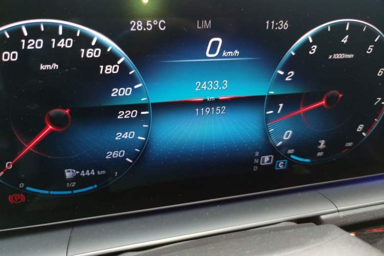 Used Mercedes-Benz GLE 2020 GLE 350 4MATIC Fashion Model Odometer Close Up