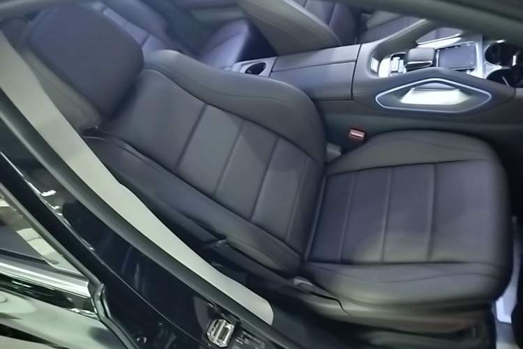 Used Mercedes-Benz GLE 2020 Restyled GLE 350 4MATIC Fashion Edition Special Version Right Front Seat