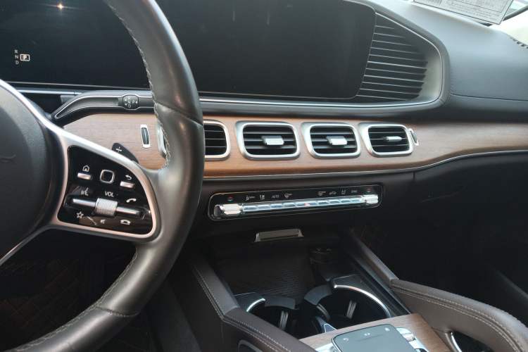Used Mercedes-Benz GLE 2020 GLE 350 4MATIC Luxury Model Audio And AC Panel