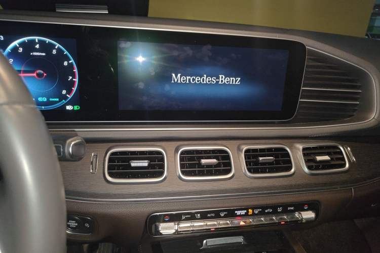 Used Mercedes-Benz GLE 2020 Restyled GLE 450 4MATIC Luxury Edition Audio And AC Panel