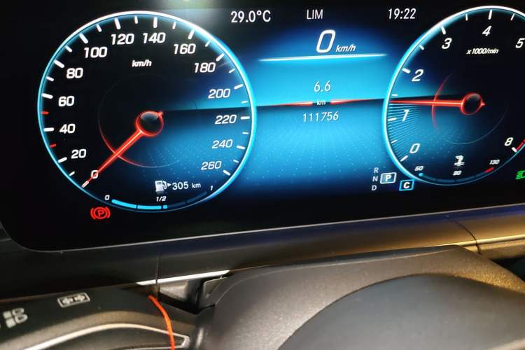 Used Mercedes-Benz GLE 2020 GLE 350 4MATIC Fashion Model Odometer Close Up