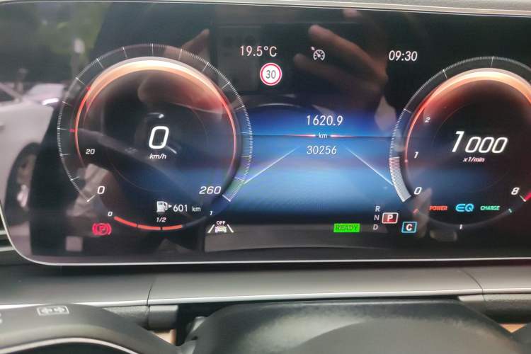 Used Mercedes-Benz GLE 2020 GLE 450 4MATIC Stylish Model Odometer Close Up