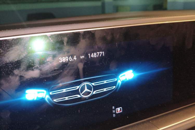 Used Mercedes-Benz GLE 2020 GLE 350 4MATIC Fashion Model Odometer Close Up