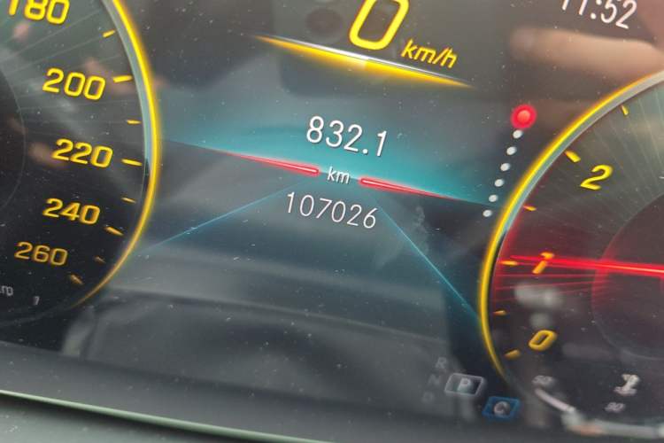 Used Mercedes-Benz GLE 2020 GLE 350 4MATIC Fashion Model Odometer Close Up