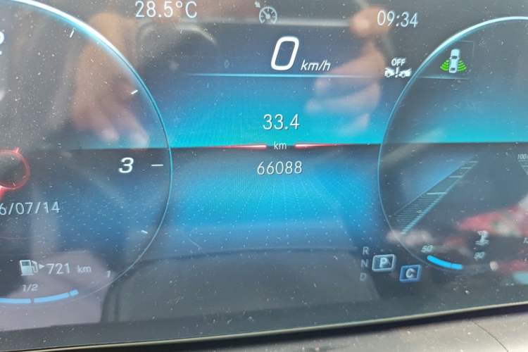 Used Mercedes-Benz GLE 2020 GLE 350 4MATIC Dynamic Edition Odometer Close Up