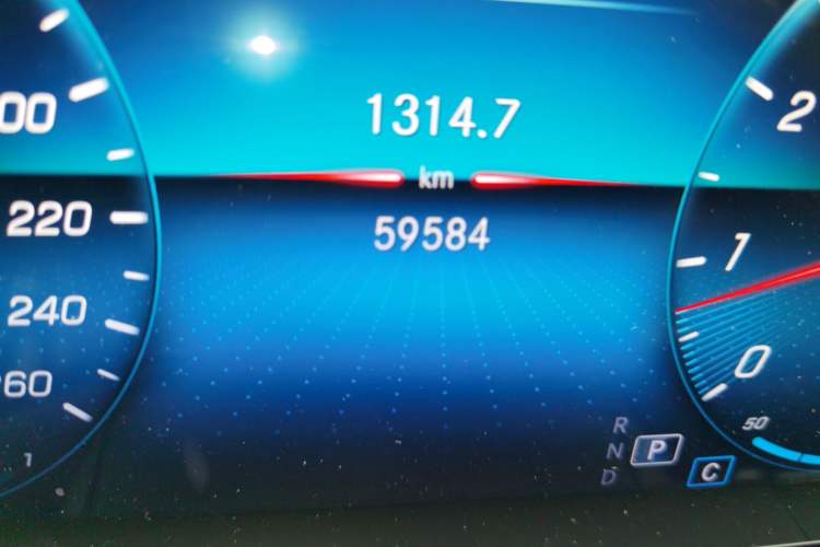 Used Mercedes-Benz GLE 2020 GLE 350 4MATIC Dynamic Edition Odometer Close Up