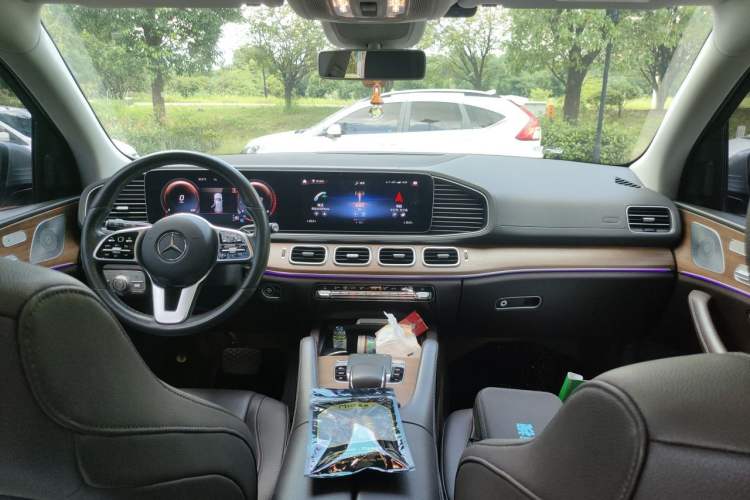 Used Mercedes-Benz GLE 2020 GLE 350 4MATIC Luxury Model Center Console