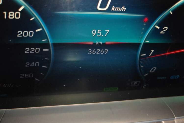 Used Mercedes-Benz GLE 2020 GLE 450 4MATIC Stylish Model Odometer Close Up