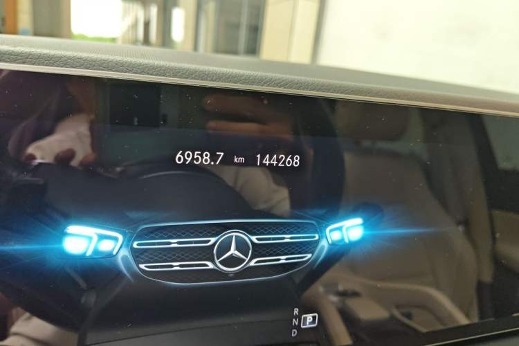 Used Mercedes-Benz GLE 2020 GLE 450 4MATIC Stylish Model Odometer Close Up