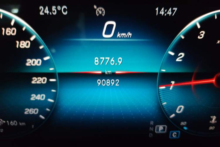 Used Mercedes-Benz GLE 2020 GLE 350 4MATIC Fashion Model Odometer Close Up