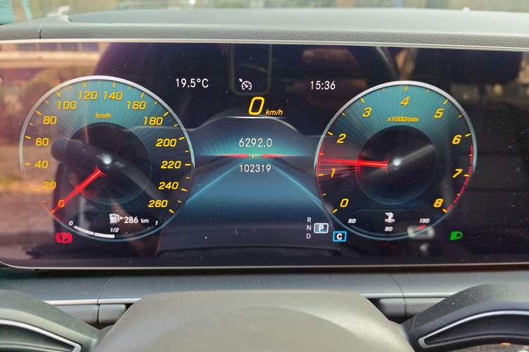Used Mercedes-Benz GLE 2020 GLE 350 4MATIC Fashion Model Odometer Close Up