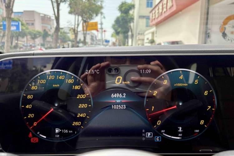 Used Mercedes-Benz GLE 2020 GLE 350 4MATIC Fashion Model Odometer Close Up