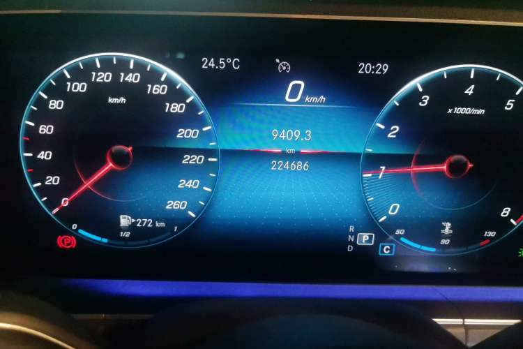 Used Mercedes-Benz GLE 2020 GLE 350 4MATIC Fashion Model Odometer Close Up