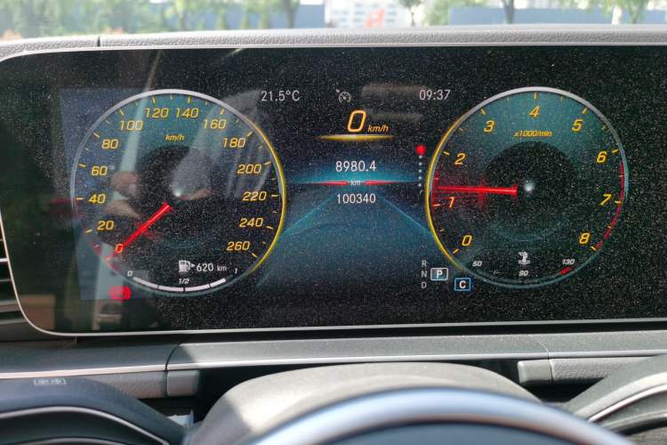 Used Mercedes-Benz GLE 2020 GLE 350 4MATIC Fashion Model Odometer Close Up