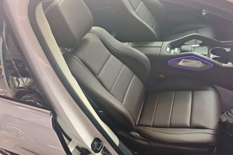 Used Mercedes-Benz GLE 2020 Restyled GLE 350 4MATIC Fashion Edition Special Version Right Front Seat
