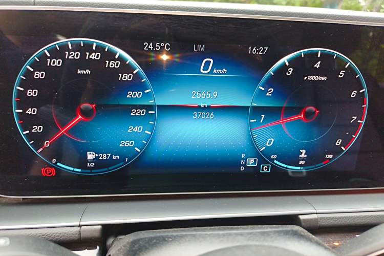 Used Mercedes-Benz GLE 2021 GLE 350 4MATIC Stylish Model Odometer Close Up