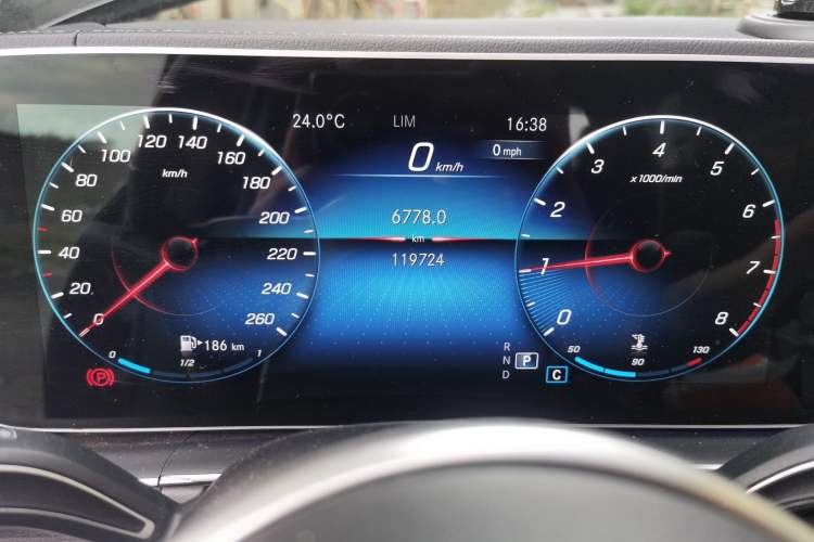 Used Mercedes-Benz GLE 2021 GLE 350 4MATIC Dynamic Edition Odometer Close Up