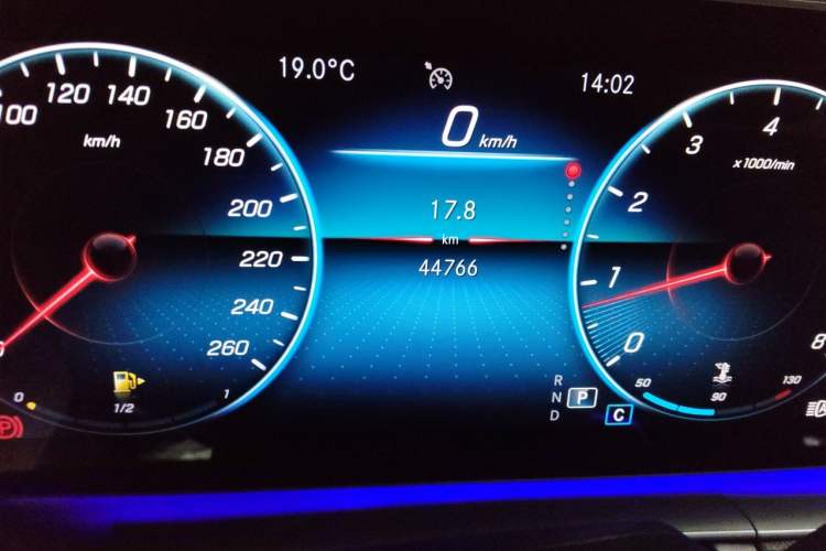 Used Mercedes-Benz GLE 2021 GLE 350 4MATIC Stylish Model Odometer Close Up