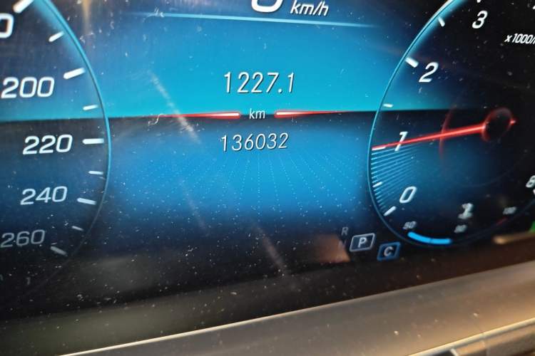 Used Mercedes-Benz GLE 2021 GLE 350 4MATIC Stylish Model Odometer Close Up