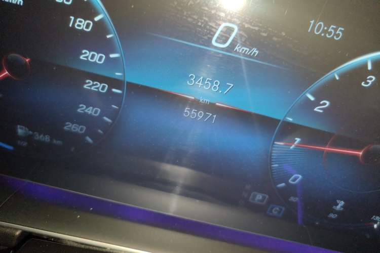 Used Mercedes-Benz GLE 2021 GLE 350 4MATIC Stylish Model Odometer Close Up