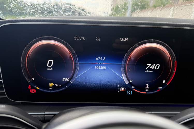 Used Mercedes-Benz GLE 2021 GLE 350 4MATIC Stylish Model Odometer Close Up